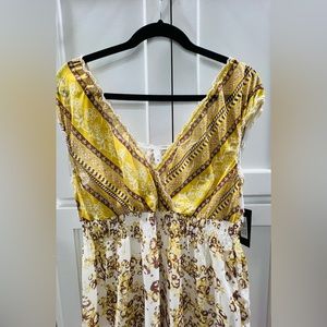 Casual dress. Yellow and white color with flower print.